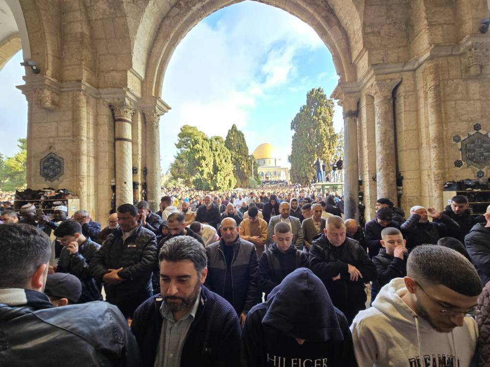 İsrail’in kısıtlamalarına rağmen akın ettiler: 120 Bin Filistinli Mescid-i Aksa’da saf tuttu - Resim: 8